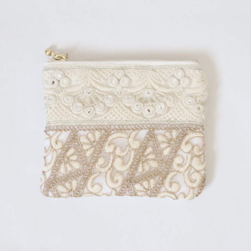 ★刺繍いと★【新品未使用】フルラ＊コインケース＊アイボリー LUCIANNA ポーチ イニシャル 刺繍 自立 かわいい 小物入れ