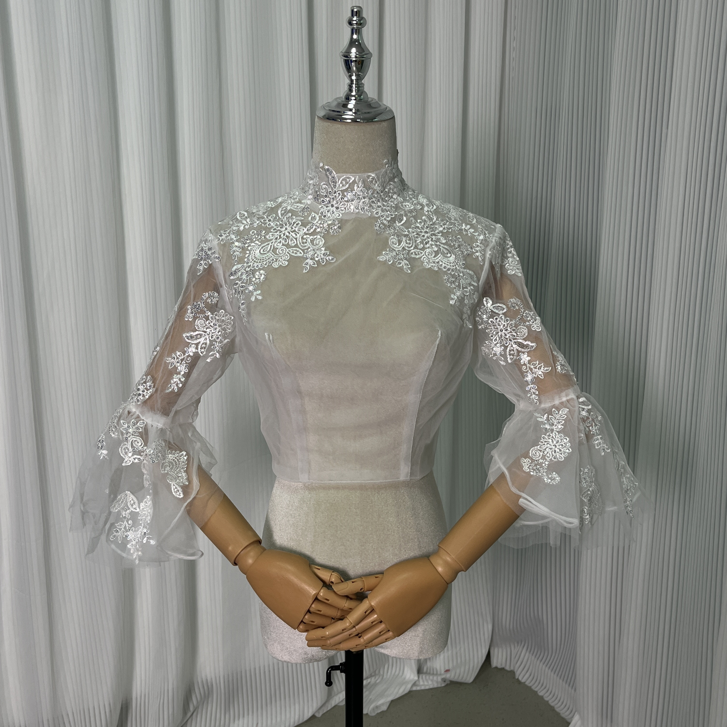 送料無料！ウエディングドレス ボレロ フレア袖 くるみボタン  ハイネック キラキラ光る刺繍 花嫁 可愛い