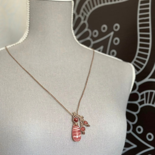 李華』インカローズのマクラメペンダントネックレス 【公式通販】