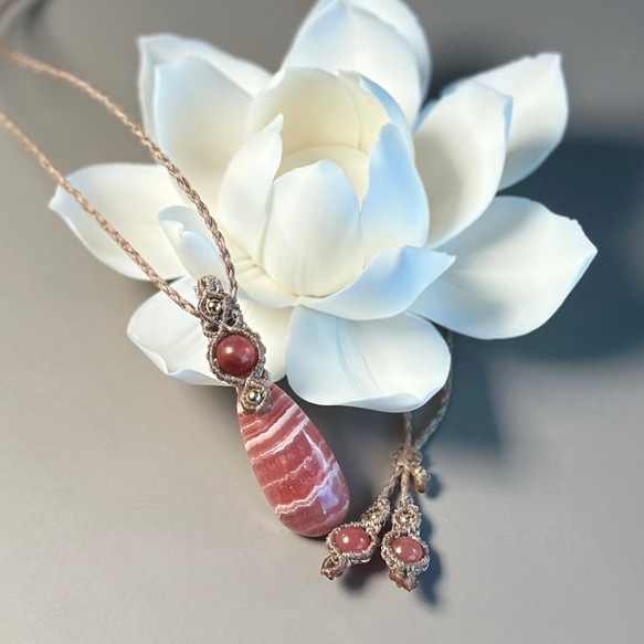 『李華』インカローズのマクラメペンダントネックレス 李華』インカローズのマクラメペンダントネックレス 【公式通販】