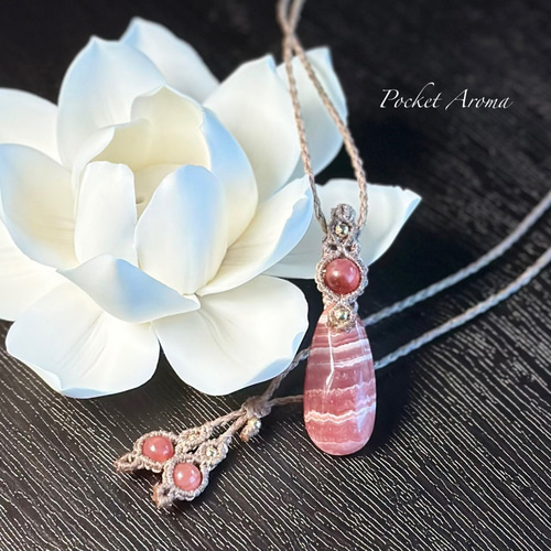 『李華』インカローズのマクラメペンダントネックレス 李華』インカローズのマクラメペンダントネックレス 【公式通販】