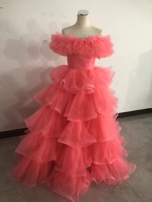 カラードレス コーラルピンク オフショルダー 柔らかく重ねたチュール  