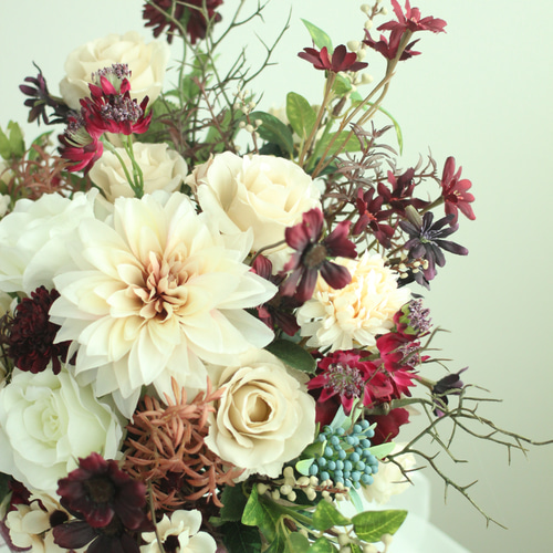 フレンチシックシリーズ❣️新作。野の花アレンジチョコレートコスモスを添えて こんにちは♪ チョコレートコスモス #チェリーチョコレート 咲き