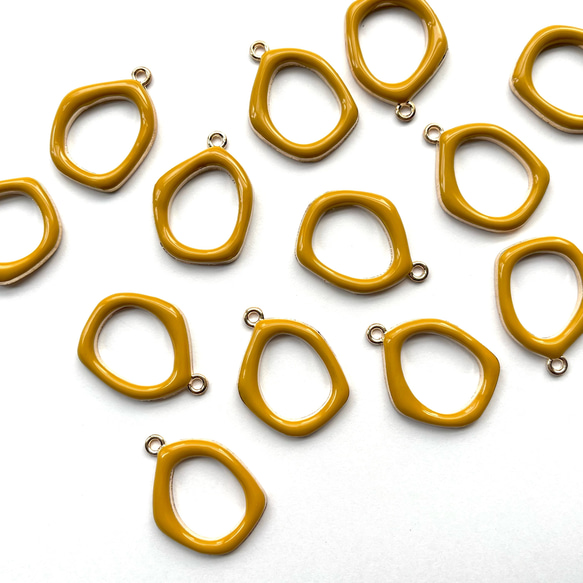 【4個】メタルチャーム＊不規則フレーム＊マスタードイエロー 1枚目の画像