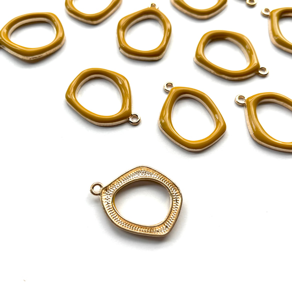 【4個】メタルチャーム＊不規則フレーム＊マスタードイエロー 2枚目の画像