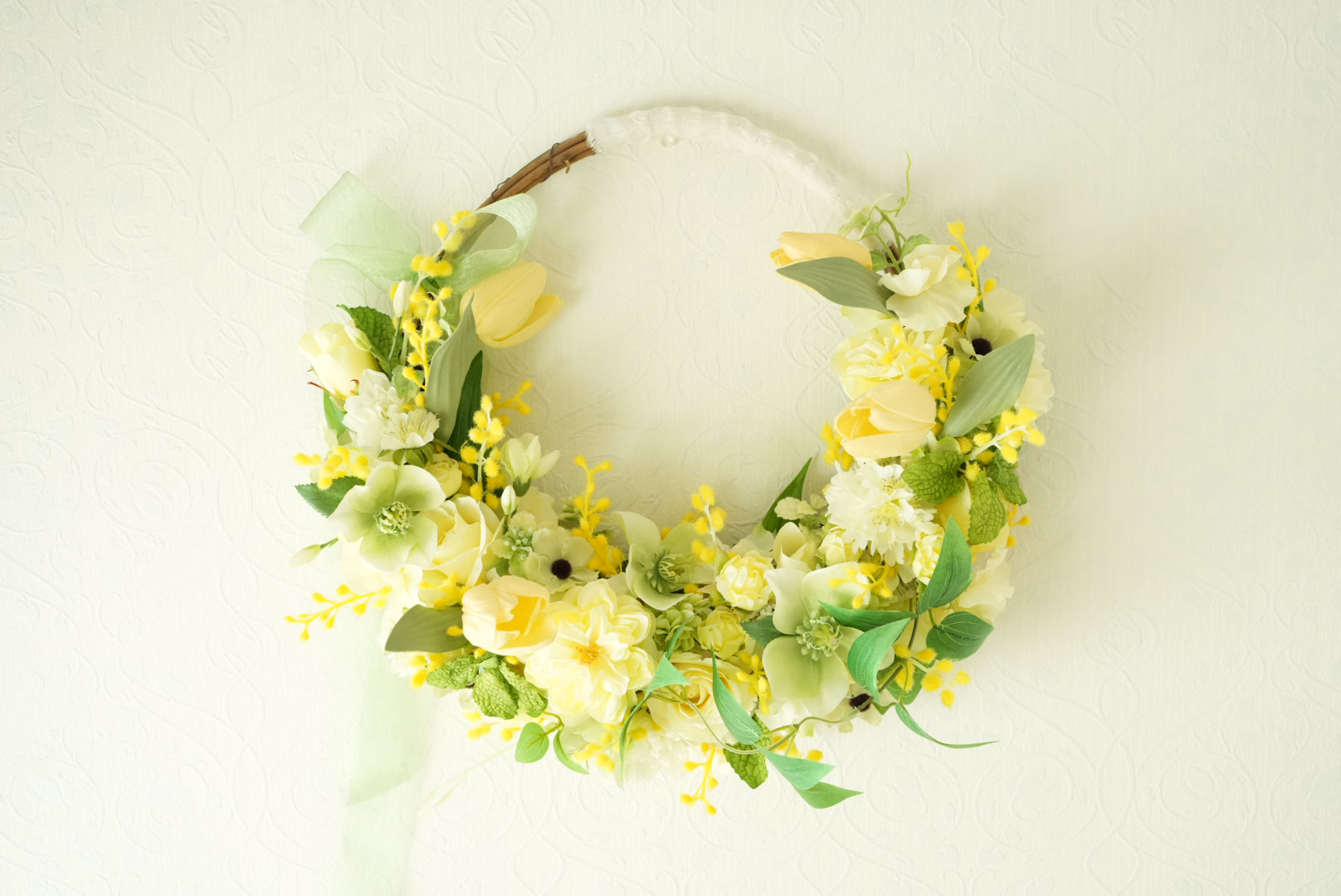 ミモザとチューリップの黄色リースブーケ　アーティフィシャルフラワー　ウェディングブーケ　ガーデンウェディング　前撮り