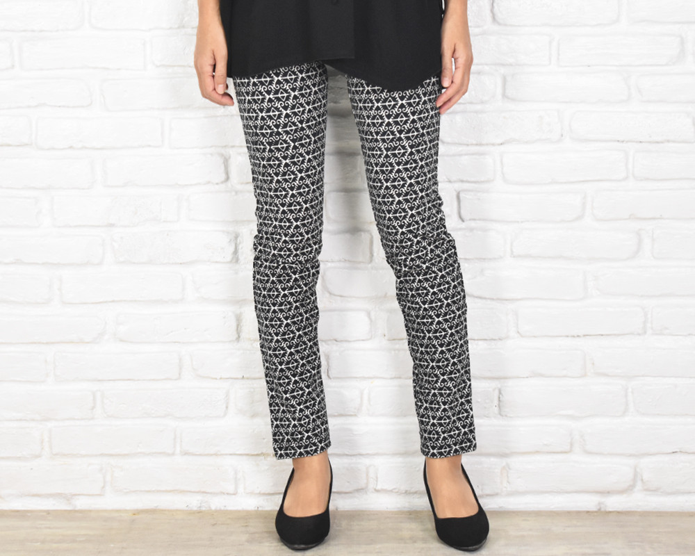 極上の穿き心地！イカット柄スキニーストレートストレッチロングパンツ　ブラック　大きいサイズあり