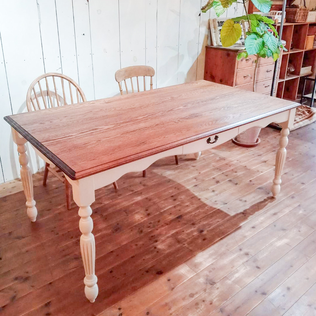 おしゃれなダイニングテーブルstripe 輸入住宅向けターンドレッグテーブル アンティークろくろ足 ホワイトオーク