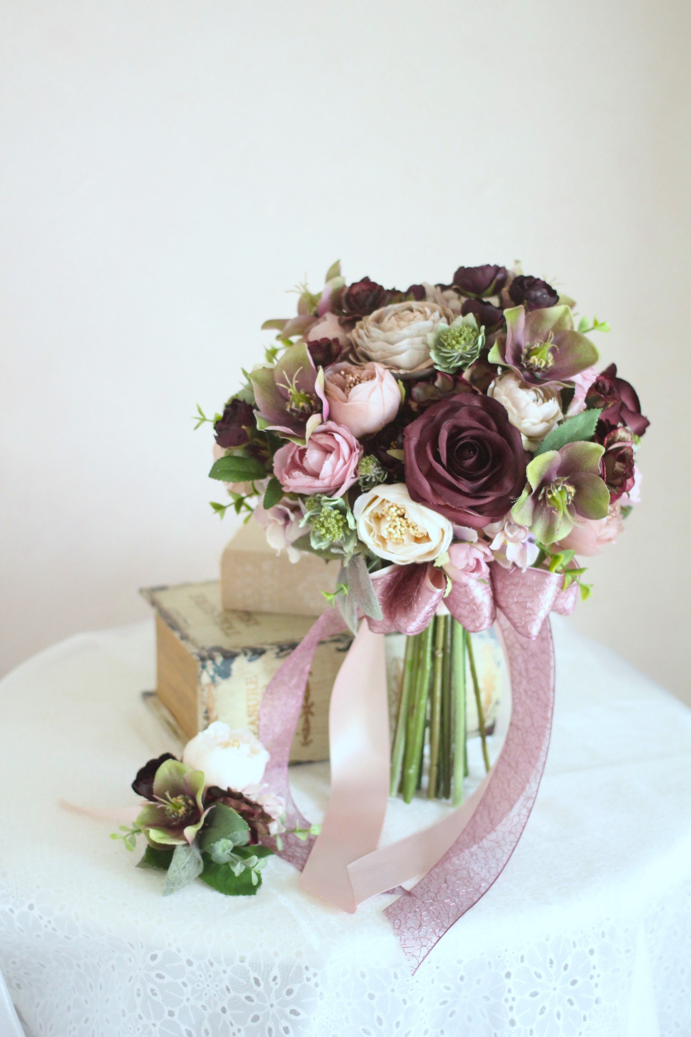 クリスマスローズとくすみピンクのクラッチブーケ　アーティフィシャルフラワー　シックなブーケ　大人ブーケ　前撮りブーケ