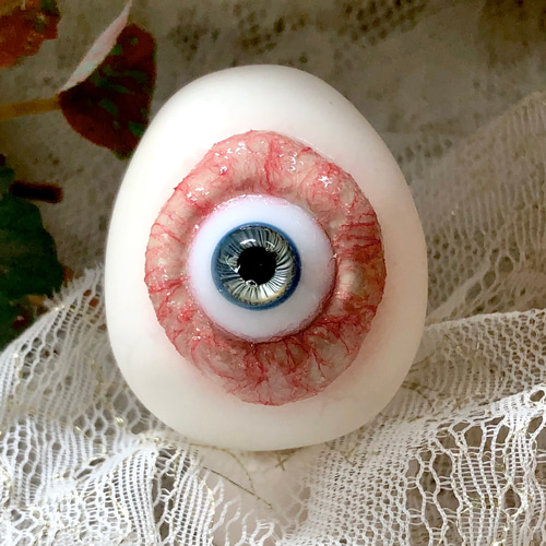 目玉卵（青）1個 素材＝目玉:ガラス 殻:陶磁器(一部レジンその他)高さ