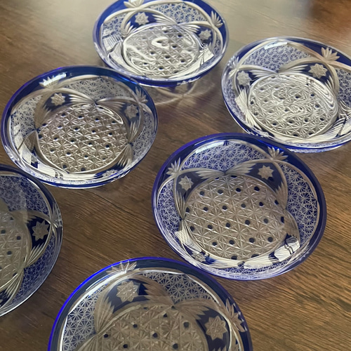 昭和レトロ　アンティーク　手作りガラス　切子の灰皿　切子青被せ 昭和レトロ アンティーク 手作りガラス 切子の灰皿 切子青被せ 青い