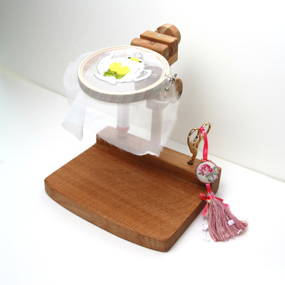 刺繍丸枠スタンド(オークＣ＋）銘木シリーズ【丸型ハンドル装備＋マグネット装備+グリップ２種付属】丸枠は付属していません 1枚目の画像