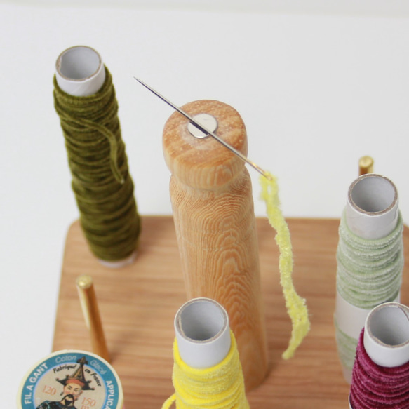 刺繍丸枠スタンド(オークＣ＋）銘木シリーズ【丸型ハンドル装備＋マグネット装備+グリップ２種付属】丸枠は付属していません 17枚目の画像