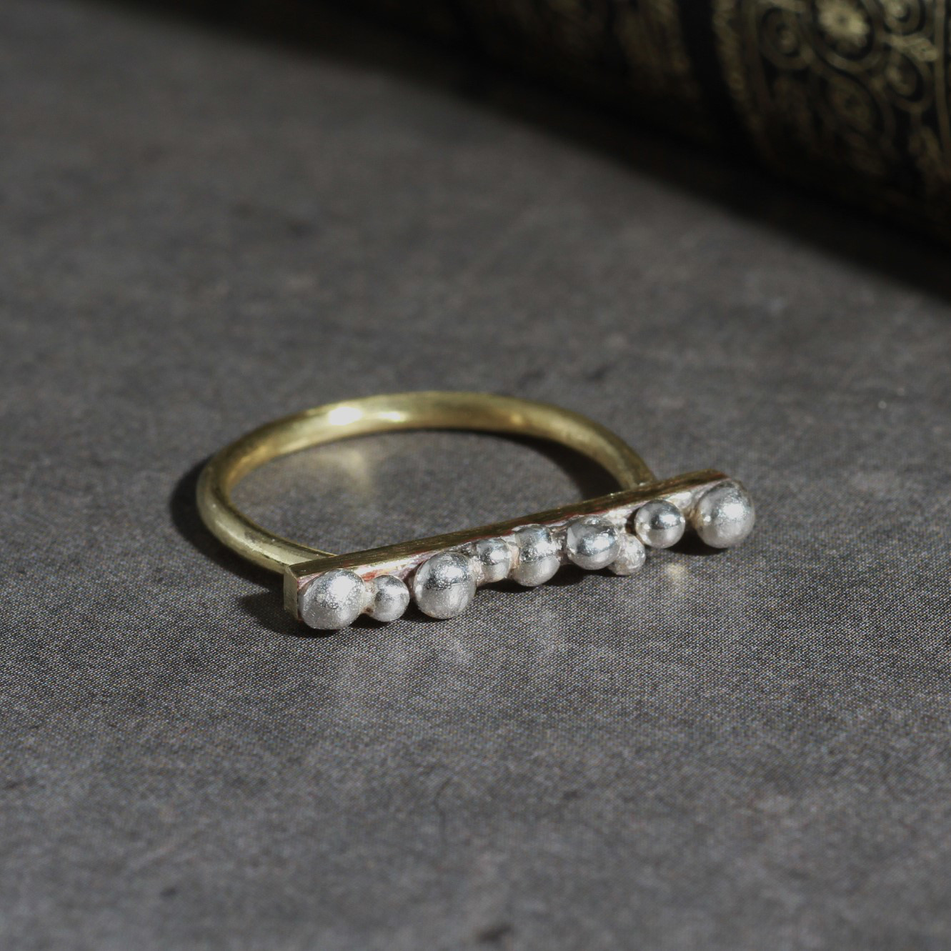 Silver Button Bar Ring　真鍮／シルバー