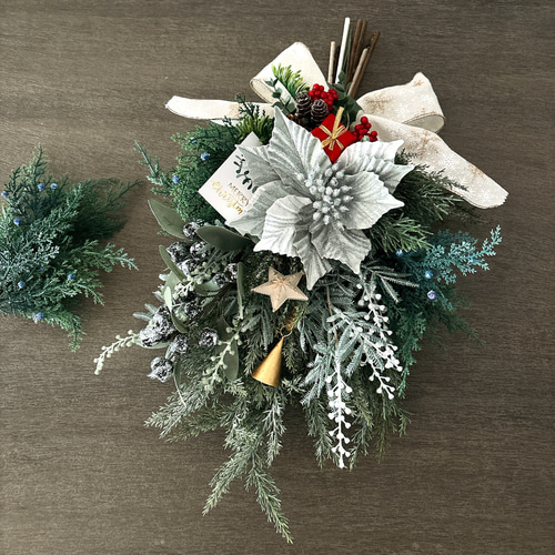 キラキラポインセチアとベルが響くホワイトクリスマス アーティ