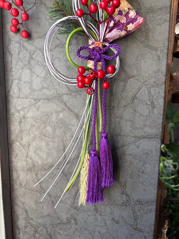 ＊2サイズ展開＊凛としたしつらえ・紫牡丹【単品ページ】//カラーとサンキライのお正月しめ縄飾り 5枚目の画像