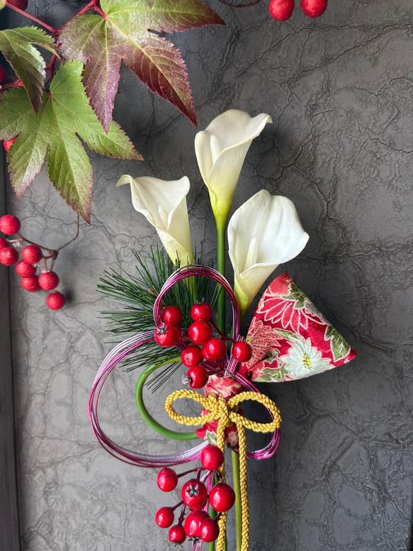 ＊2サイズ展開＊凛としたしつらえ・紅牡丹【単品ページ】//カラーとサンキライのお正月しめ縄飾り 4枚目の画像