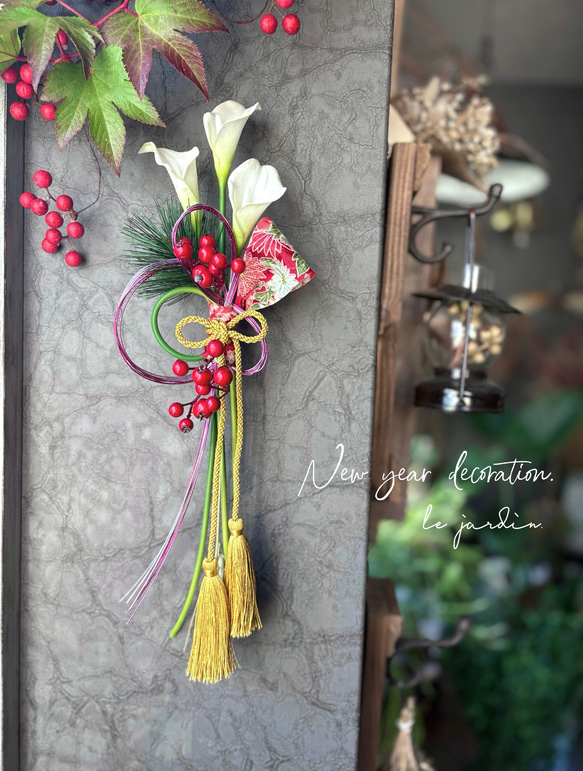 ＊2サイズ展開＊凛としたしつらえ・紅牡丹【単品ページ】//カラーとサンキライのお正月しめ縄飾り 1枚目の画像