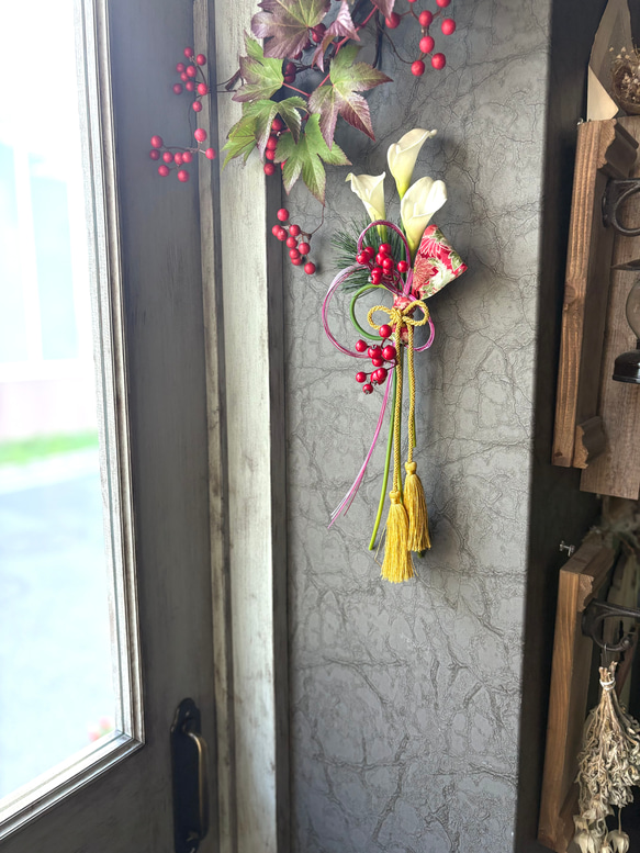＊2サイズ展開＊凛としたしつらえ・紅牡丹【単品ページ】//カラーとサンキライのお正月しめ縄飾り 5枚目の画像