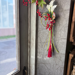 ＊2サイズ展開＊凛としたしつらえ・黒牡丹【単品ページ】//カラーとサンキライのお正月しめ縄飾り 6枚目の画像