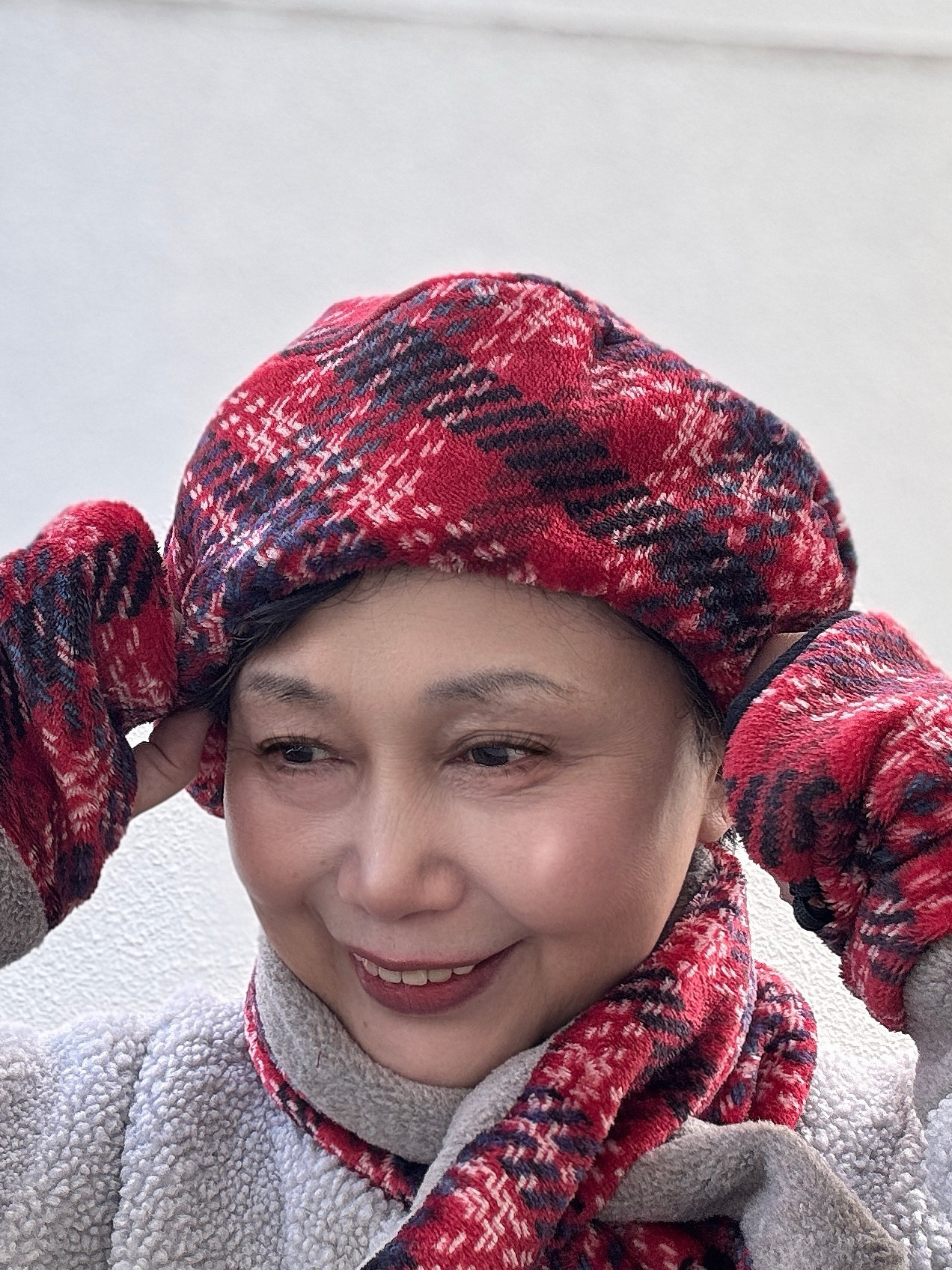 ふわふわ　ベレー帽　お出かけ用　ケア帽子　レッド系チェック　あたたか　クリスマス　年末年始　防寒