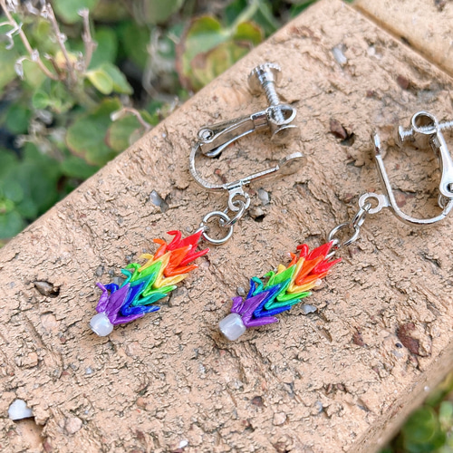 ミニ虹色鶴のピアス・イヤリング ピアス（フック・チェーン） 瑞夢