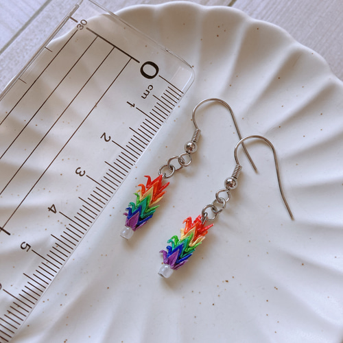 ミニ虹色鶴のピアス・イヤリング ピアス（フック・チェーン） 瑞夢