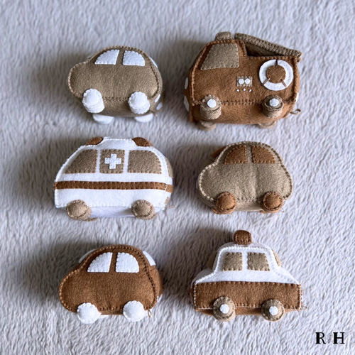 大学 兄弟割引 4受注生産【救急車】／ハンドメイド／フェルト／MONO.4 羊毛 クリアファイル