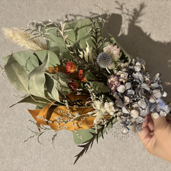 ドライフラワー       ココフラワーとユーカリのくすみスワッグ ドライフラワー調ミニローズとユーカリのスワッグ アート