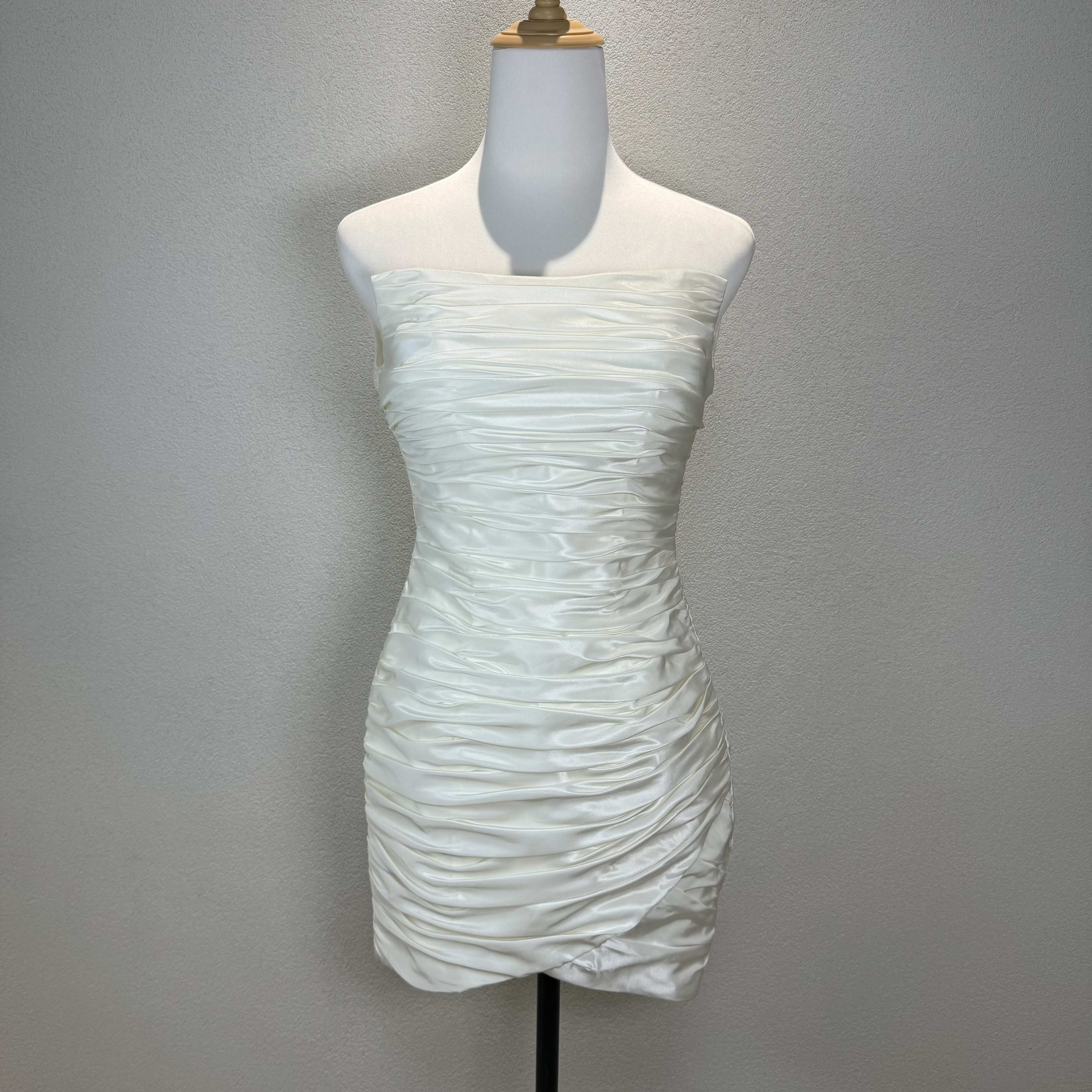 大特価セール！見逃さないで！ミニドレス　瘦せて見える　オフホワイト　高級感　光沢感　パーティードレス音楽会演奏会オーダー