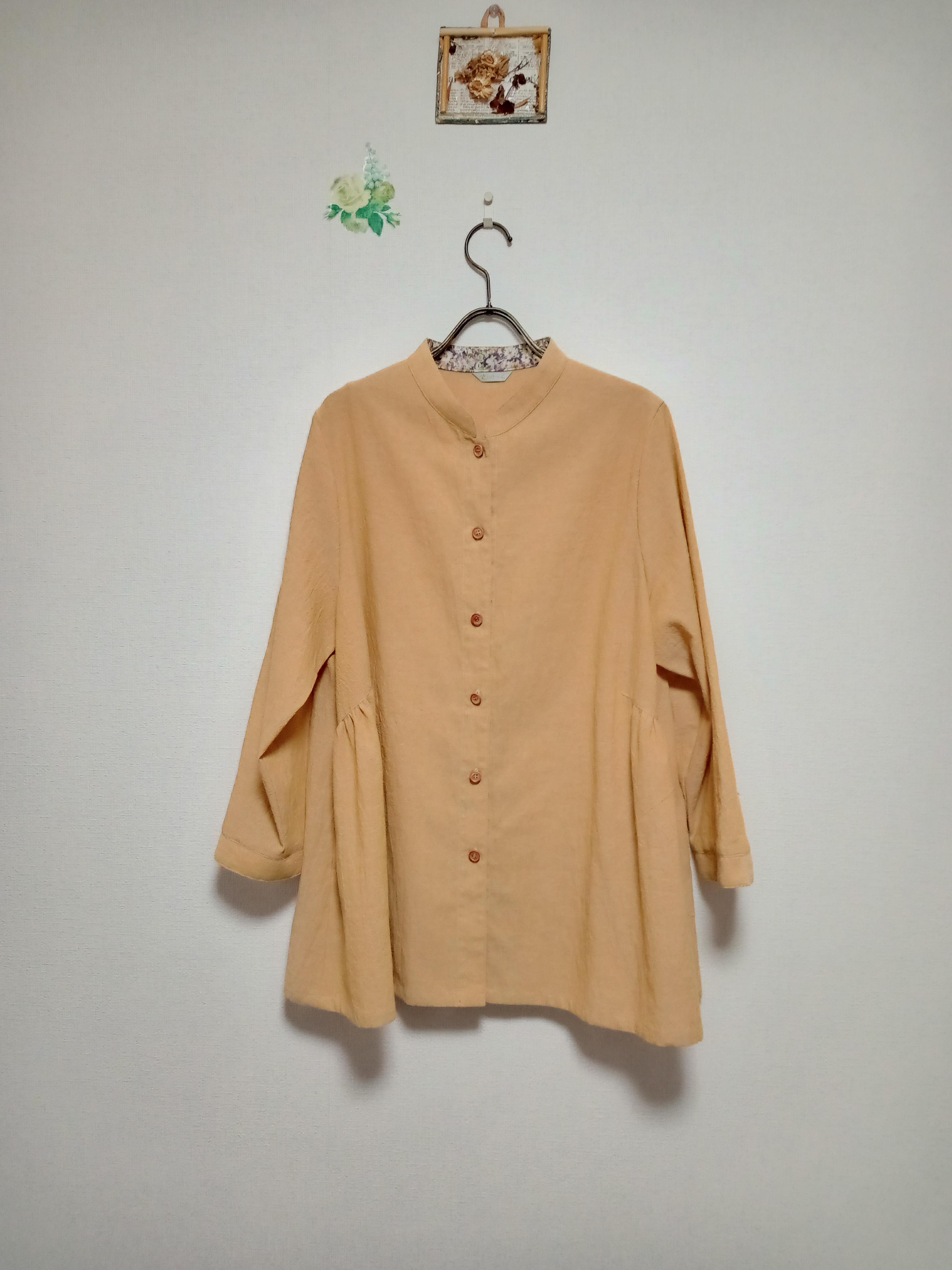 さりげなく　スタンドシャツブラウス裏花柄