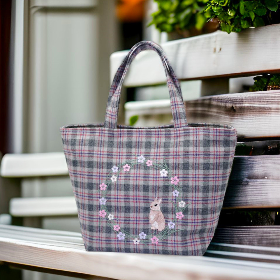 うさぎと小花リース刺しゅうのミニトートバッグ