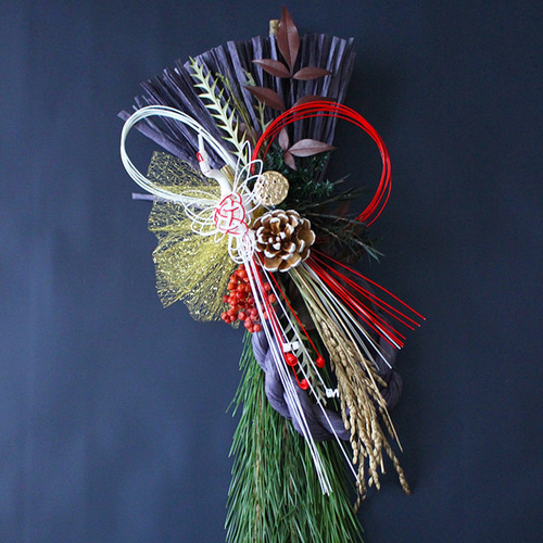 2026お正月【生花】フレッシュ若松の迎春しめ縄飾り50cm（鶴・紫）発送