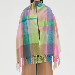 軽くてやわらかい オーバーサイズドチェックマフラー ネオン系 ギフトにも ワントーンコーデのアクセントにも◎ 4枚目の画像