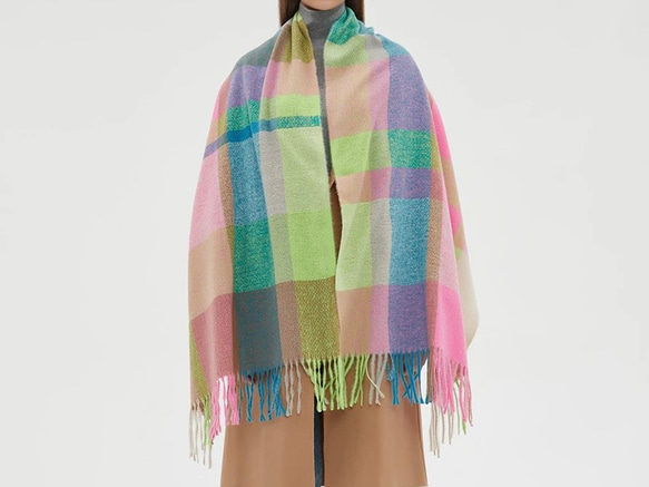 軽くてやわらかい オーバーサイズドチェックマフラー ネオン系 ギフトにも ワントーンコーデのアクセントにも◎ 4枚目の画像