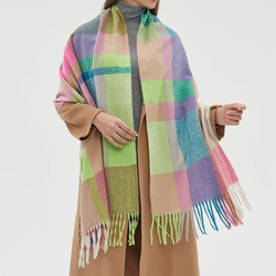 軽くてやわらかい オーバーサイズドチェックマフラー ネオン系 ギフトにも ワントーンコーデのアクセントにも◎ 2枚目の画像