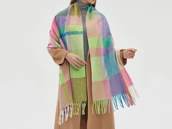 軽くてやわらかい オーバーサイズドチェックマフラー ネオン系 ギフトにも ワントーンコーデのアクセントにも◎ 2枚目の画像