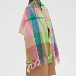 軽くてやわらかい オーバーサイズドチェックマフラー ネオン系 ギフトにも ワントーンコーデのアクセントにも◎ 3枚目の画像