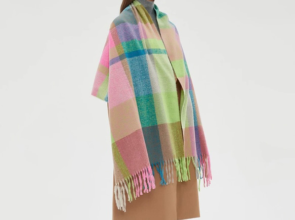 軽くてやわらかい オーバーサイズドチェックマフラー ネオン系 ギフトにも ワントーンコーデのアクセントにも◎ 3枚目の画像