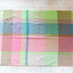 軽くてやわらかい オーバーサイズドチェックマフラー ネオン系 ギフトにも ワントーンコーデのアクセントにも◎ 9枚目の画像