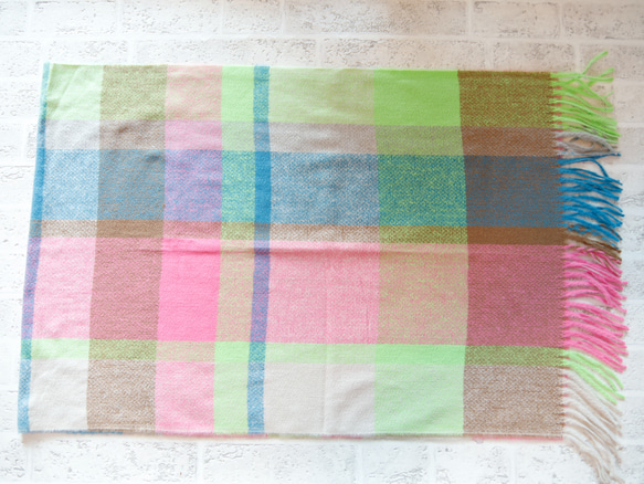 軽くてやわらかい オーバーサイズドチェックマフラー ネオン系 ギフトにも ワントーンコーデのアクセントにも◎ 9枚目の画像