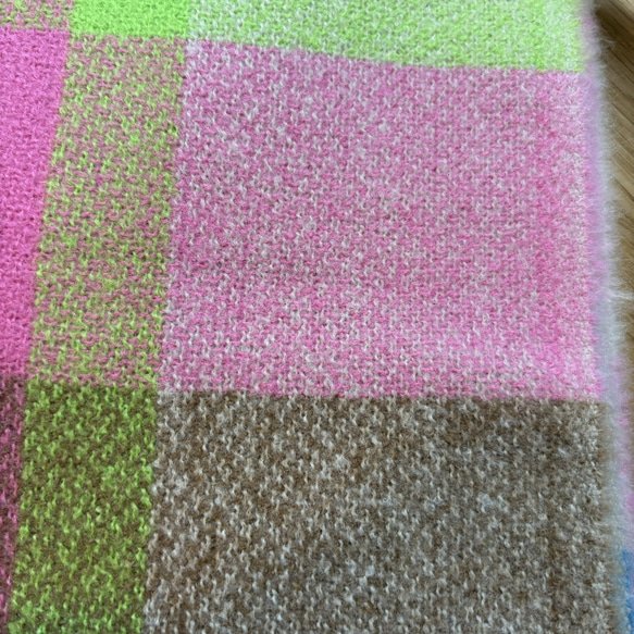 軽くてやわらかい オーバーサイズドチェックマフラー ネオン系 ギフトにも ワントーンコーデのアクセントにも◎ 10枚目の画像