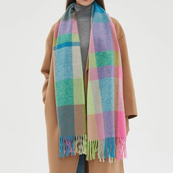 軽くてやわらかい オーバーサイズドチェックマフラー ネオン系 ギフトにも ワントーンコーデのアクセントにも◎ 5枚目の画像