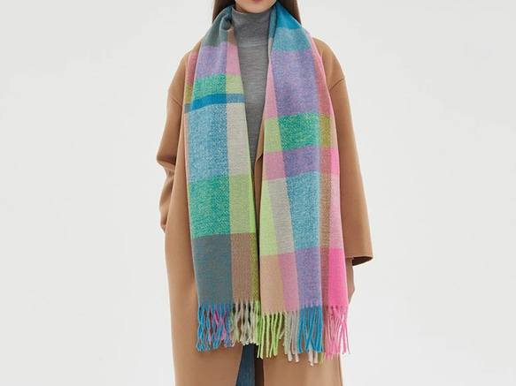 軽くてやわらかい オーバーサイズドチェックマフラー ネオン系 ギフトにも ワントーンコーデのアクセントにも◎ 5枚目の画像