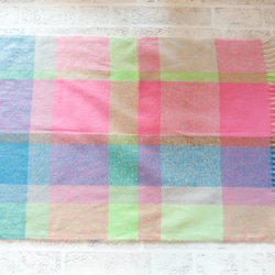 軽くてやわらかい オーバーサイズドチェックマフラー ネオン系 ギフトにも ワントーンコーデのアクセントにも◎ 8枚目の画像