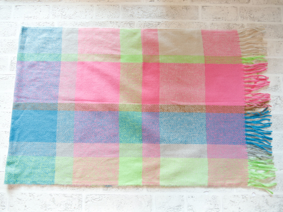 軽くてやわらかい オーバーサイズドチェックマフラー ネオン系 ギフトにも ワントーンコーデのアクセントにも◎ 8枚目の画像