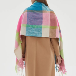 軽くてやわらかい オーバーサイズドチェックマフラー ネオン系 ギフトにも ワントーンコーデのアクセントにも◎ 6枚目の画像