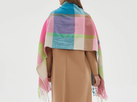 軽くてやわらかい オーバーサイズドチェックマフラー ネオン系 ギフトにも ワントーンコーデのアクセントにも◎ 6枚目の画像