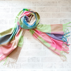 軽くてやわらかい オーバーサイズドチェックマフラー ネオン系 ギフトにも ワントーンコーデのアクセントにも◎ 7枚目の画像