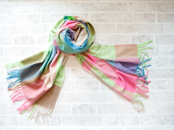 軽くてやわらかい オーバーサイズドチェックマフラー ネオン系 ギフトにも ワントーンコーデのアクセントにも◎ 7枚目の画像